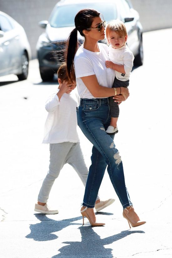 Kourtney Kardashian - sexy mama w szpilkach dźwiga bobasa (FOTO)