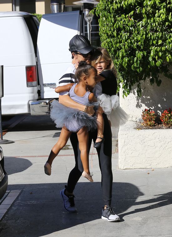 Auć! North West przewróciła się na oczach paparazzi (FOTO)