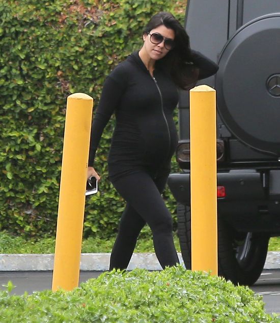 Kim i Kourtney Kardashian nie skonsultowały kreacji (FOTO)