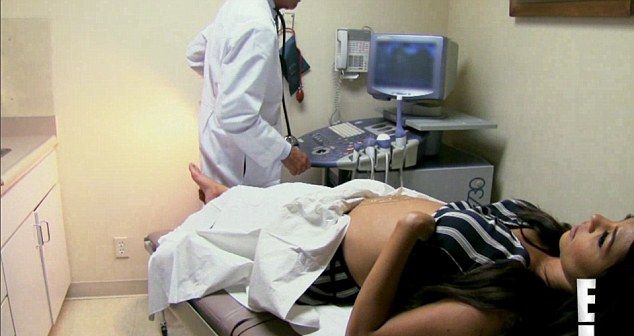 Pierwsze zdjęcie trzeciego dziecka Kourtney Kardashian FOTO Pierwsze zdjęcie trzeciego dziecka Kourtney Kardashian FOTO