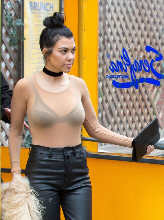 Kourtney Kardashian wie, jak przyciągać spojrzenia