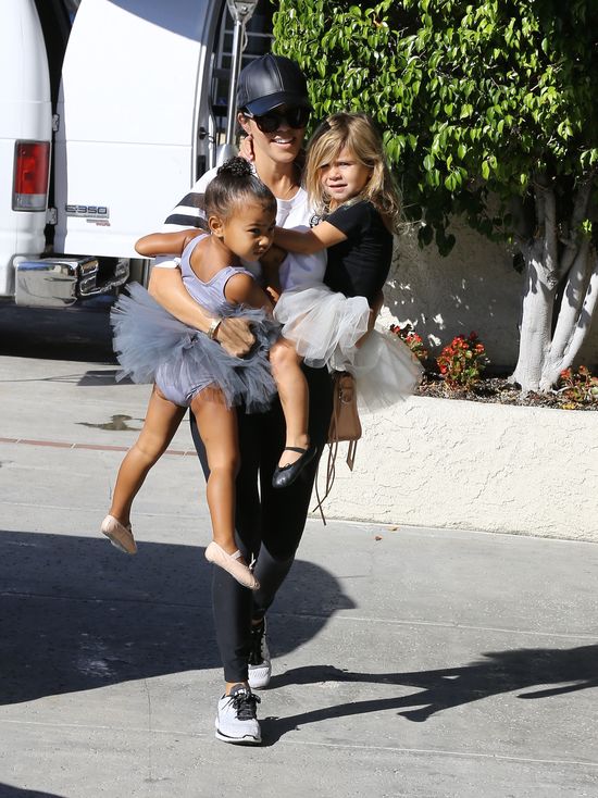 Auć! North West przewróciła się na oczach paparazzi (FOTO)