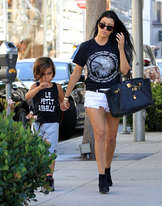 Kourtney Kardashian nie wygląda na przybitą (FOTO) Kourtney Kardashian nie wygląda na przybitą (FOTO)