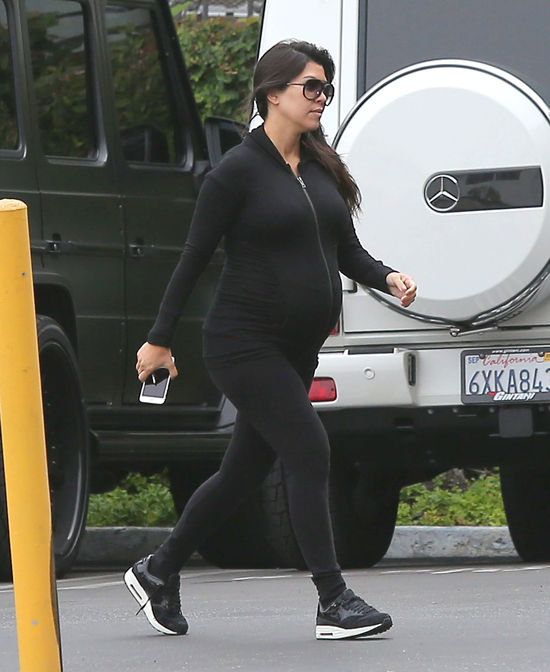 Kim i Kourtney Kardashian nie skonsultowały kreacji (FOTO)