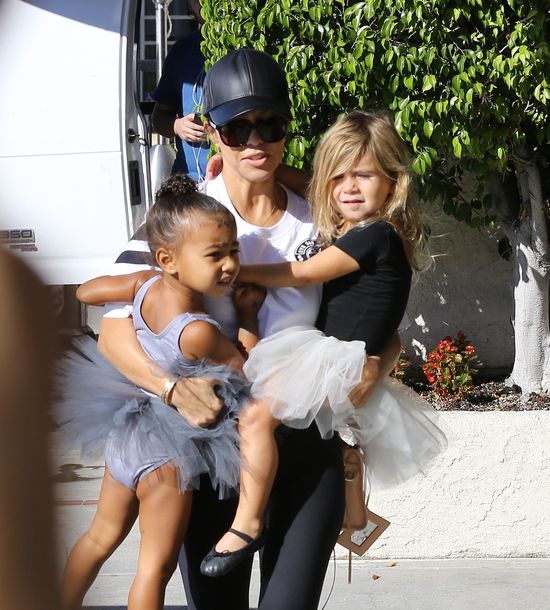 Auć! North West przewróciła się na oczach paparazzi (FOTO)