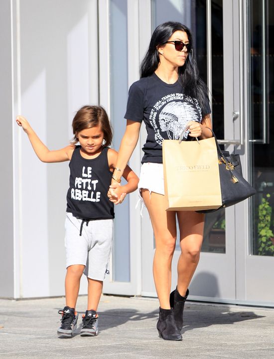 Kourtney Kardashian nie wygląda na przybitą (FOTO) Kourtney Kardashian nie wygląda na przybitą (FOTO)