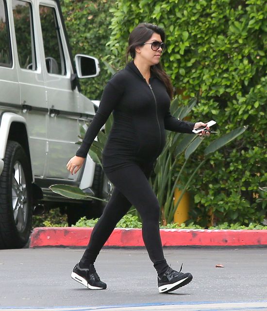 Kim i Kourtney Kardashian nie skonsultowały kreacji (FOTO)