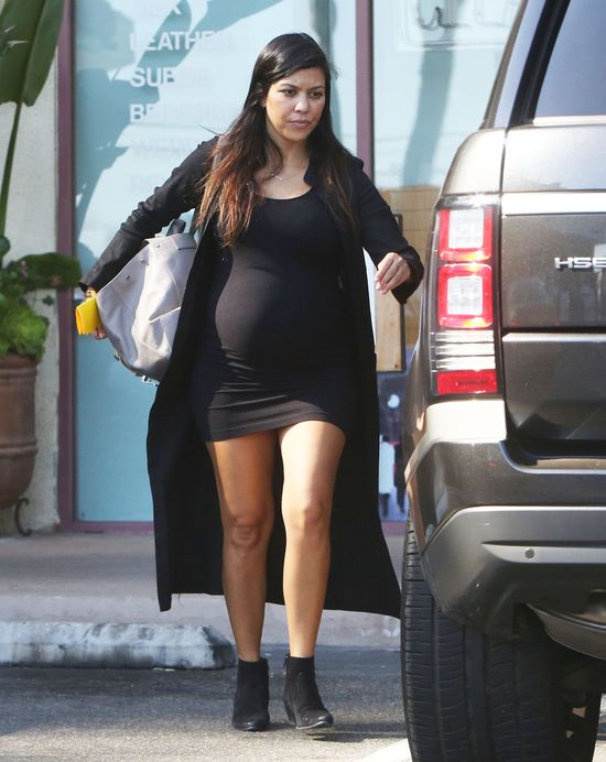 Ciężarna Kourtney Kardashian ma już co dźwigać (FOTO)