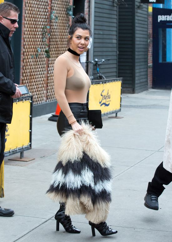 Kourtney Kardashian wie, jak przyciągać spojrzenia