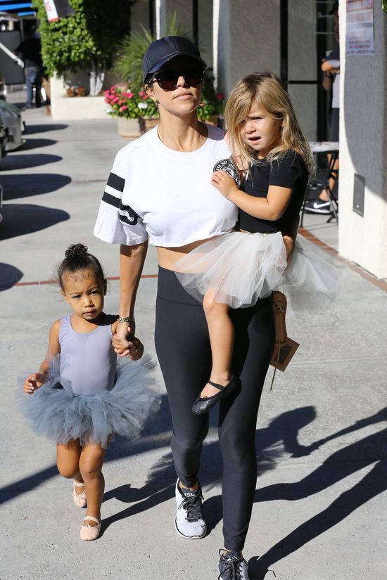 Auć! North West przewróciła się na oczach paparazzi (FOTO)