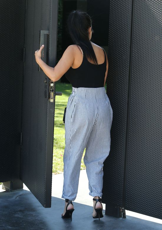 Kim Kardashian w tych worach wyglądałaby dramatycznie (FOTO) Kim Kardashian w tych worach wyglądałaby dramatycznie (FOTO)