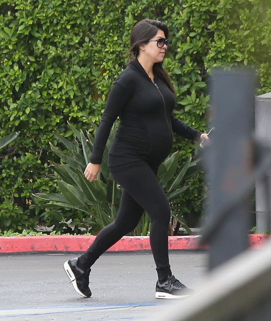Kim i Kourtney Kardashian nie skonsultowały kreacji (FOTO)