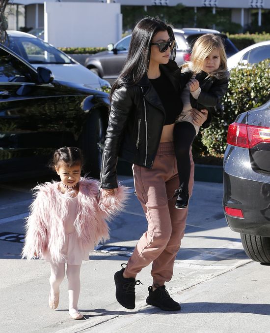 Kourtney Kardashian też ma nadmiar skóry na brzuchu po ciąży Kourtney Kardashian też ma nadmiar skóry na brzuchu po ciąży