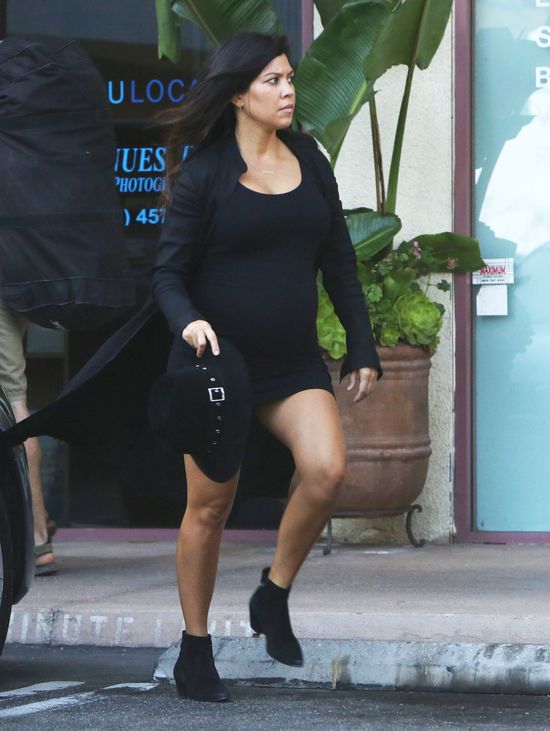 Ciężarna Kourtney Kardashian ma już co dźwigać (FOTO)