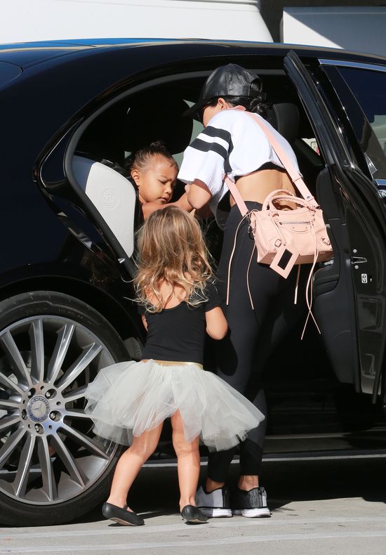 Auć! North West przewróciła się na oczach paparazzi (FOTO)