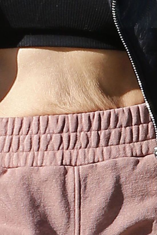 Kourtney Kardashian też ma nadmiar skóry na brzuchu po ciąży Kourtney Kardashian też ma nadmiar skóry na brzuchu po ciąży