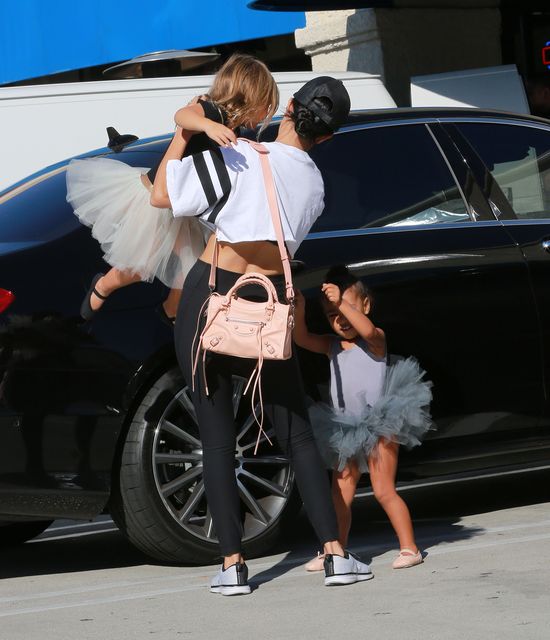 Auć! North West przewróciła się na oczach paparazzi (FOTO)
