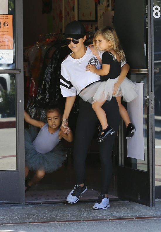 Auć! North West przewróciła się na oczach paparazzi (FOTO)