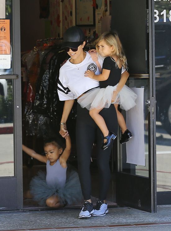 Auć! North West przewróciła się na oczach paparazzi (FOTO)