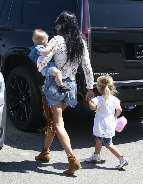 Mama Mia! Kourtney Kardashian jest hot (FOTO) Mama Mia! Kourtney Kardashian jest hot (FOTO)