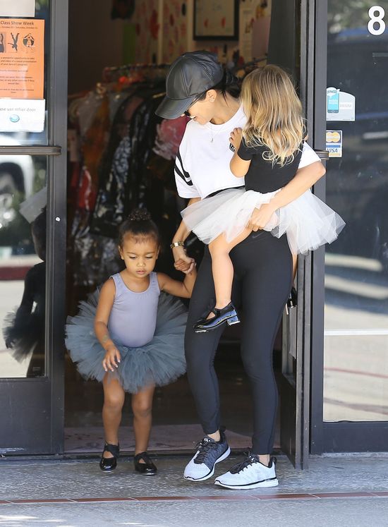 Auć! North West przewróciła się na oczach paparazzi (FOTO)