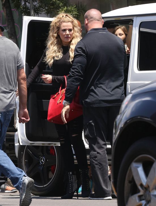 Co Kourtney ma na nogach, a Khloe na głowie? (FOTO) Co Kourtney ma na nogach, a Khloe na głowie? (FOTO)