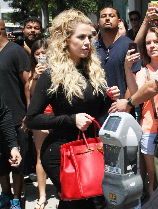 Co Kourtney ma na nogach, a Khloe na głowie? (FOTO) Co Kourtney ma na nogach, a Khloe na głowie? (FOTO)