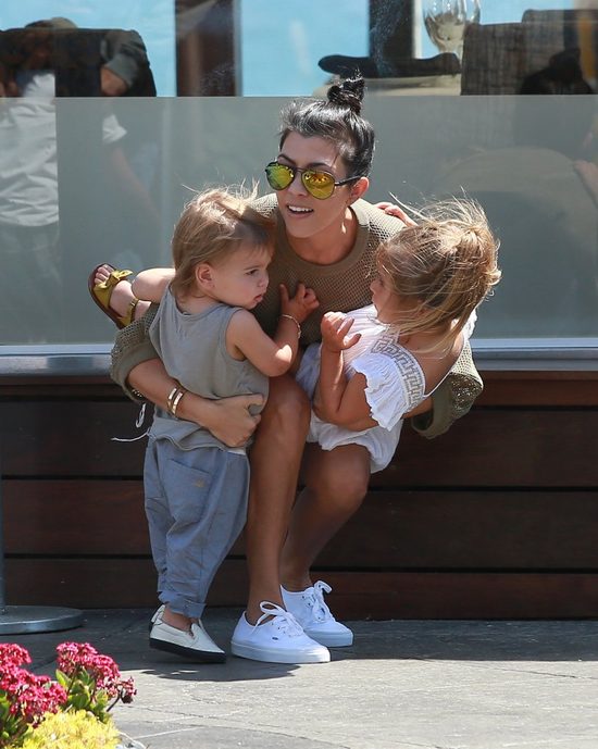 W rodzinie Kourtney Kardashian jest dużo rąk do pomocy (FOTO)