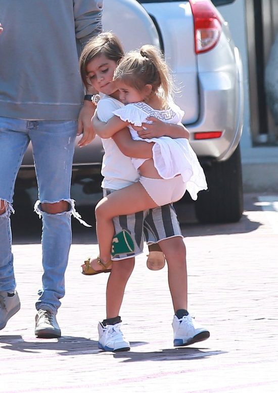 W rodzinie Kourtney Kardashian jest dużo rąk do pomocy (FOTO)