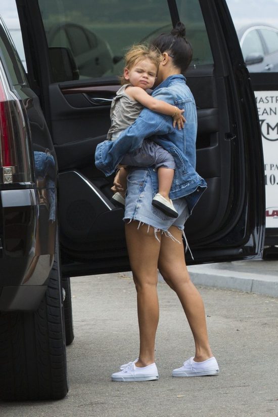 W rodzinie Kourtney Kardashian jest dużo rąk do pomocy (FOTO)