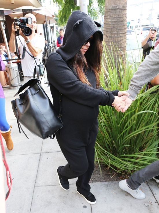 Posępny Scott Disick i schowana pod kapturem Kourtney (FOTO)