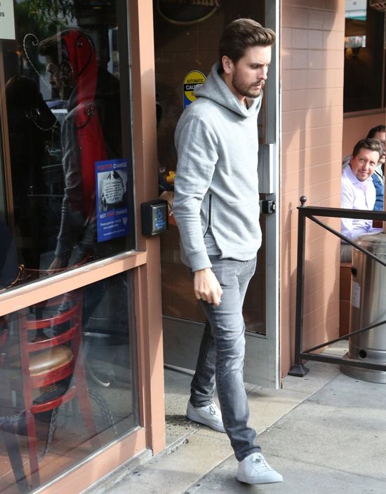 Posępny Scott Disick i schowana pod kapturem Kourtney (FOTO)