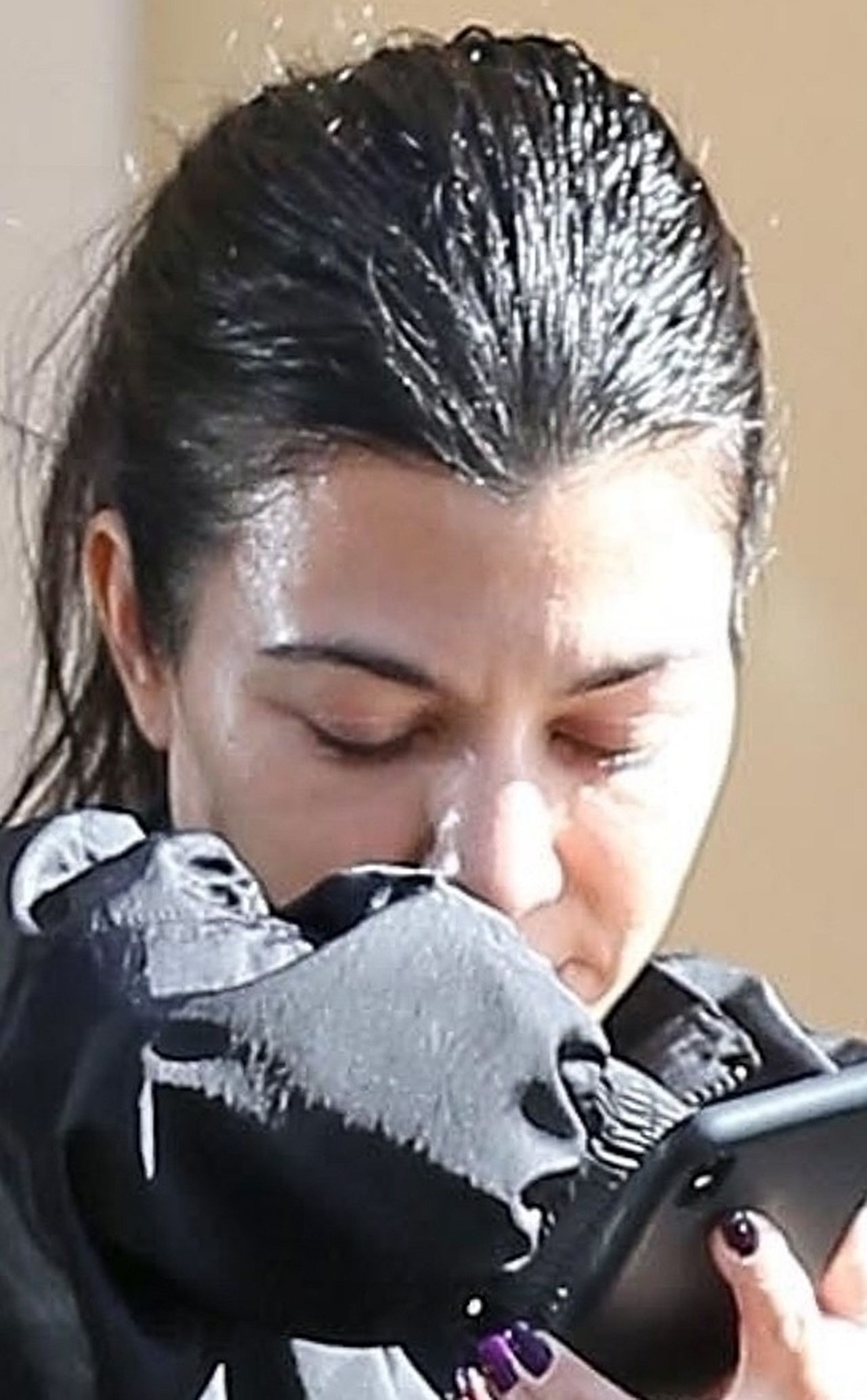 Kourtney Kardashian bez MAKIJAŻU próbuje ukryć się przed paparazzi (ZDJĘCIA)