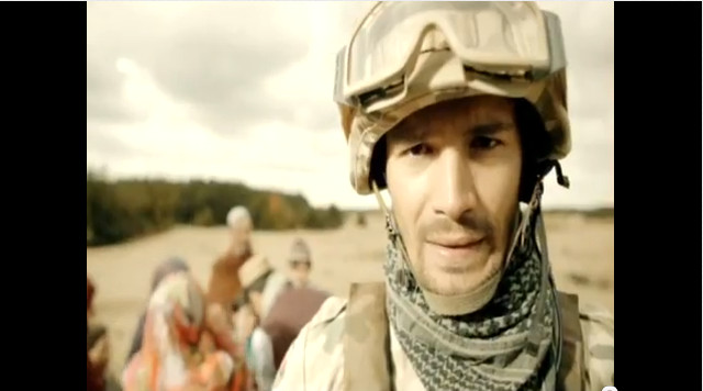 Mikołaj Krawczyk w teledysku promującym Misję Afganistan