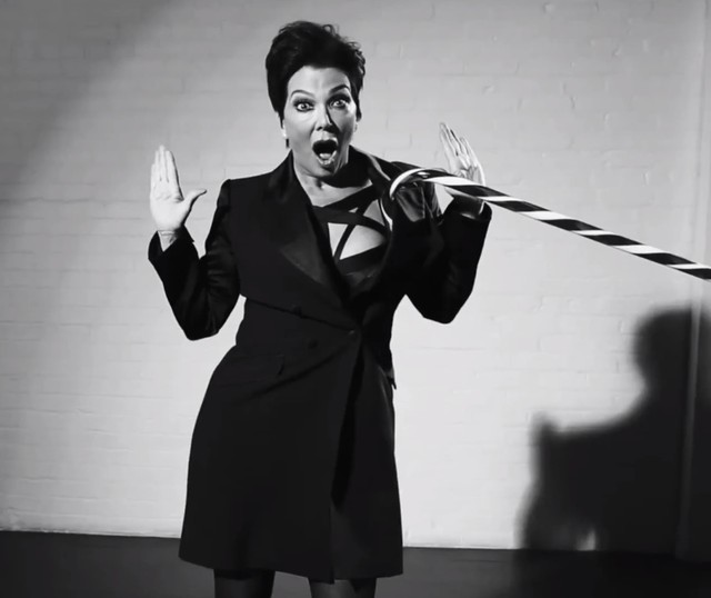 Chcecie zobaczyć, jak Kris Jenner zabawia się z laską? VIDEO