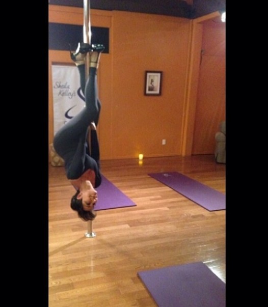 Kris Jenner tańczy na rurze (FOTO) Kris Jenner tańczy na rurze (FOTO)