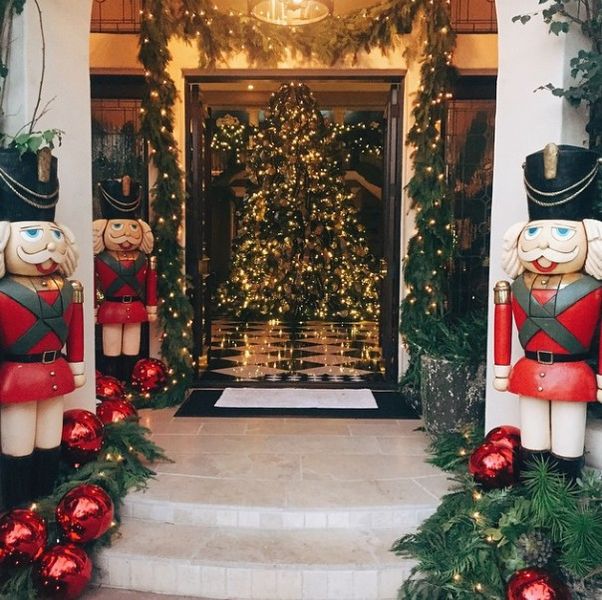 Gwiazdy chwalą się choinkami (FOTO)