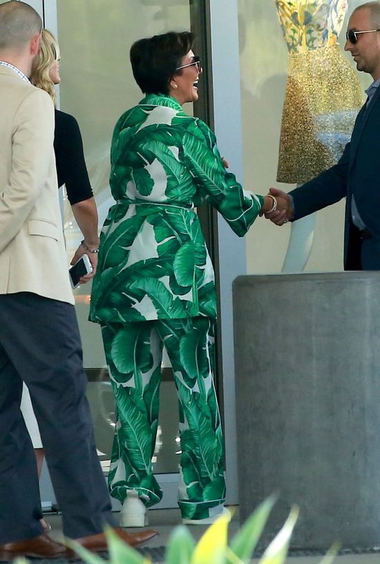 Tak okropnej stylizacji nie pamiętamy u Kris Jenner. I te buty! Tak okropnej stylizacji nie pamiętamy u Kris Jenner. I te buty!