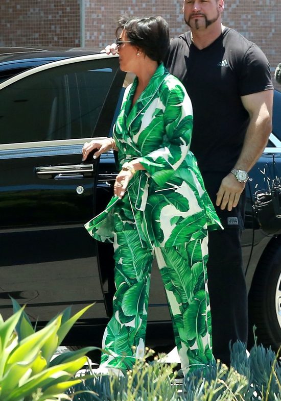 Tak okropnej stylizacji nie pamiętamy u Kris Jenner. I te buty! Tak okropnej stylizacji nie pamiętamy u Kris Jenner. I te buty!