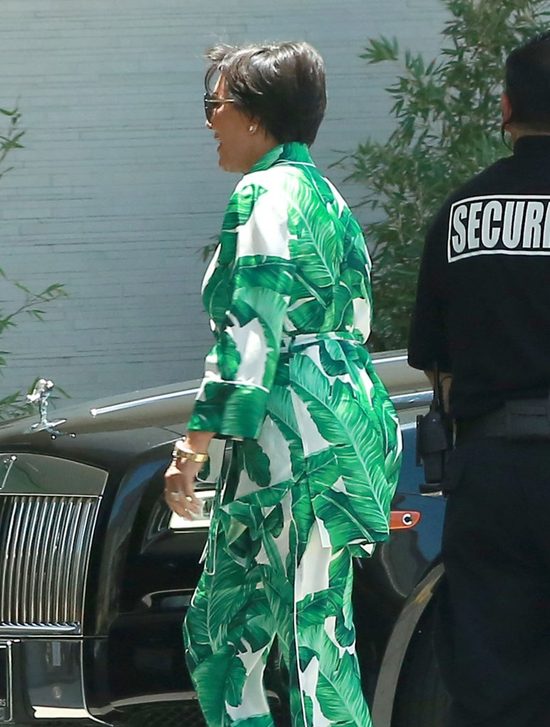 Tak okropnej stylizacji nie pamiętamy u Kris Jenner. I te buty! Tak okropnej stylizacji nie pamiętamy u Kris Jenner. I te buty!