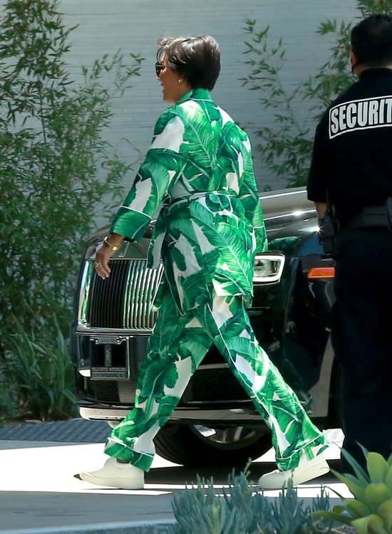 Tak okropnej stylizacji nie pamiętamy u Kris Jenner. I te buty! Tak okropnej stylizacji nie pamiętamy u Kris Jenner. I te buty!