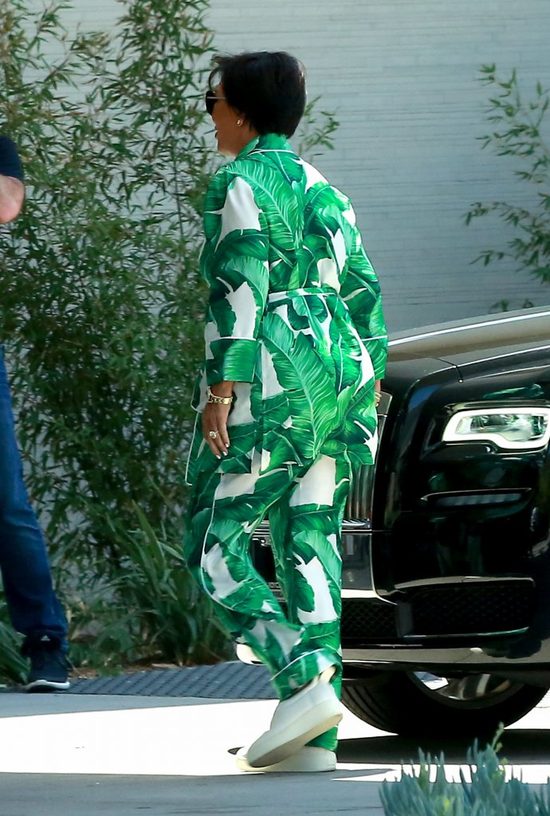 Tak okropnej stylizacji nie pamiętamy u Kris Jenner. I te buty!