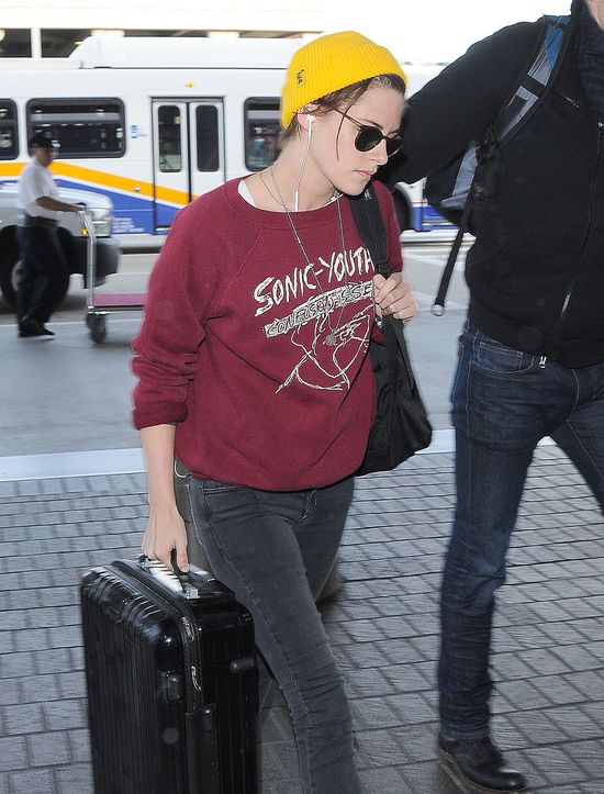 Kristen Stewart złożyła podejrzaną przysięgę (FOTO) Kristen Stewart złożyła podejrzaną przysięgę (FOTO)