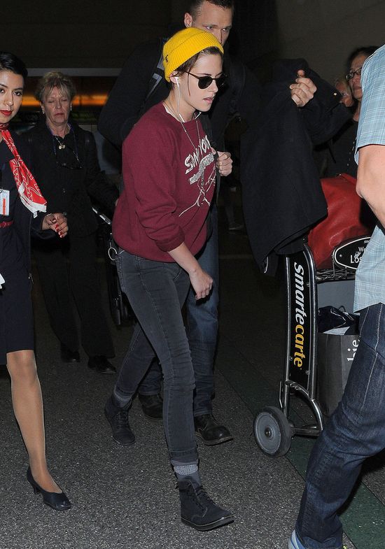 Kristen Stewart złożyła podejrzaną przysięgę (FOTO) Kristen Stewart złożyła podejrzaną przysięgę (FOTO)