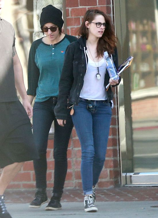 Kristen Stewart na zakupach z koleżanką (FOTO)  