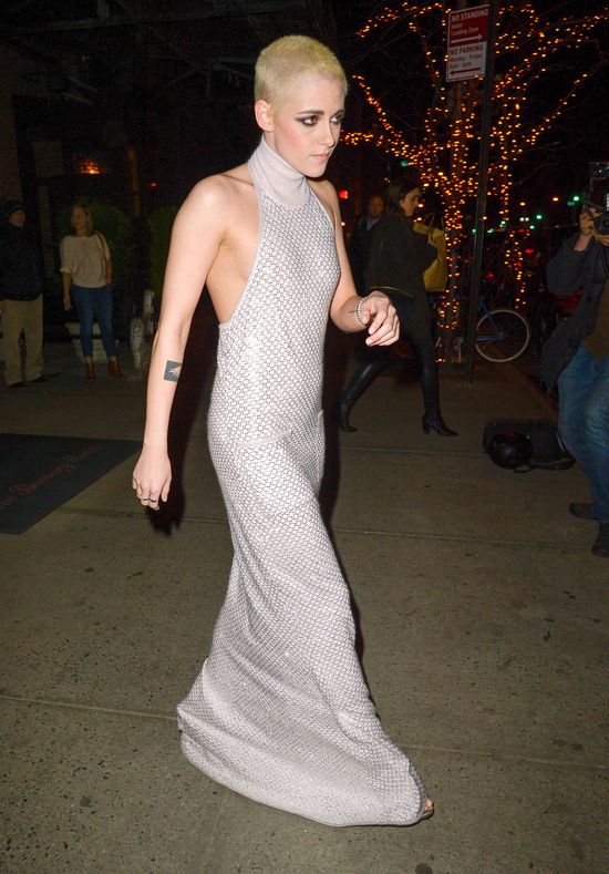 Gdyby nie jej fryzura, tego wieczoru wyglądałaby bajecznie Gdyby nie jej fryzura, tego wieczoru wyglądałaby bajecznie