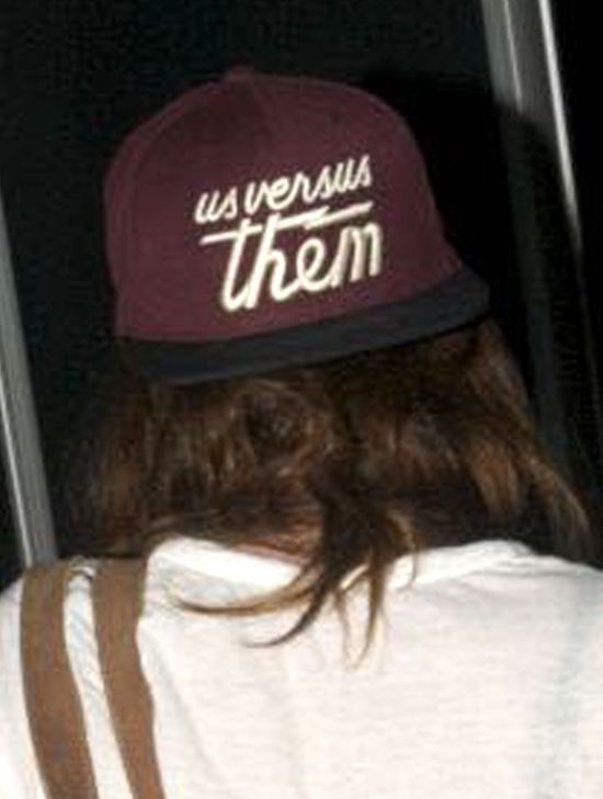 Kristen Stewart nosi czapkę z przesłaniem (FOTO) Kristen Stewart nosi czapkę z przesłaniem (FOTO)