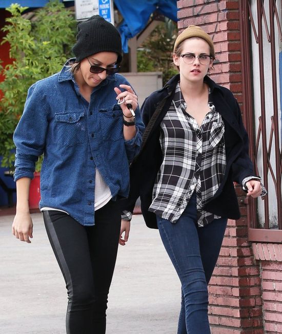 Kristen Stewart całuje się ze SWOJĄ DZIEWCZYNĄ?! (FOTO) Kristen Stewart całuje się ze SWOJĄ DZIEWCZYNĄ?! (FOTO)