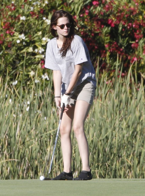 Kristen Stewart gra w golfa (FOTO)