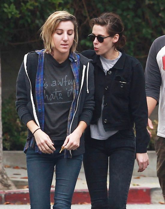 Kristen Stewart w miłośnym uścisku ze swoją dziewczyną Kristen Stewart w miłośnym uścisku ze swoją dziewczyną